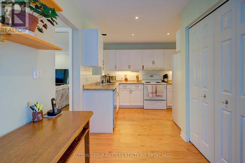 16 King'S Court, Loyalist (Bath), ON - Indoor Photo Showing Kitchen