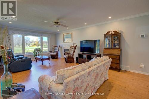 16 King'S Court, Loyalist (Bath), ON - Indoor Photo Showing Living Room