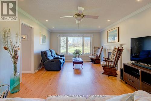 16 King'S Court, Loyalist (Bath), ON - Indoor Photo Showing Living Room