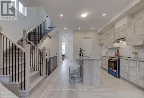 33 Seguin Street, Richmond Hill, ON - Indoor Photo Showing Kitchen With Upgraded Kitchen