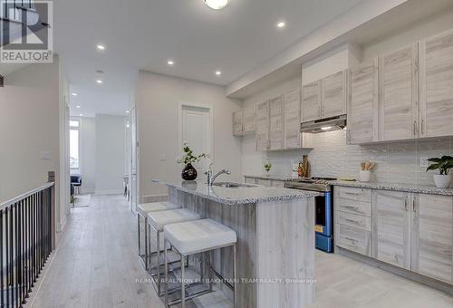 33 Seguin Street, Richmond Hill, ON - Indoor Photo Showing Kitchen With Upgraded Kitchen