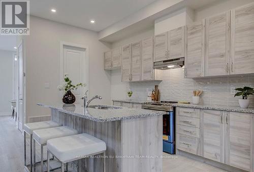 33 Seguin Street, Richmond Hill, ON - Indoor Photo Showing Kitchen With Upgraded Kitchen