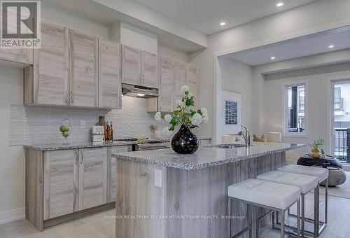 33 Seguin Street, Richmond Hill, ON - Indoor Photo Showing Kitchen With Upgraded Kitchen