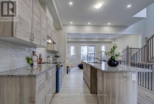 33 Seguin Street, Richmond Hill, ON - Indoor Photo Showing Kitchen With Upgraded Kitchen