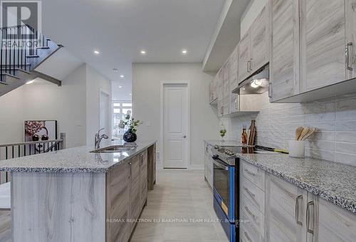 33 Seguin Street, Richmond Hill, ON - Indoor Photo Showing Kitchen With Upgraded Kitchen