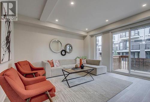 33 Seguin Street, Richmond Hill, ON - Indoor Photo Showing Living Room