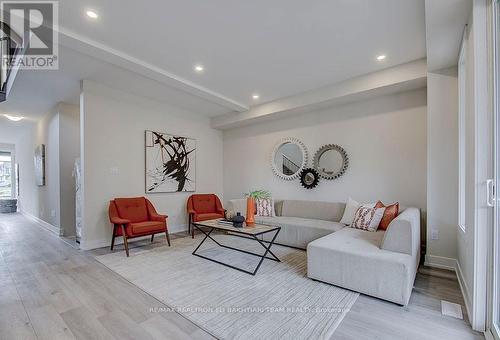 33 Seguin Street, Richmond Hill, ON - Indoor Photo Showing Living Room