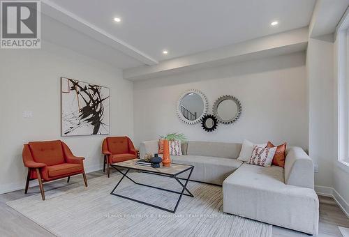 33 Seguin Street, Richmond Hill, ON - Indoor Photo Showing Living Room