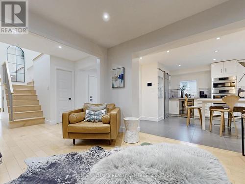 4 Child Drive, Aurora, ON - Indoor Photo Showing Living Room