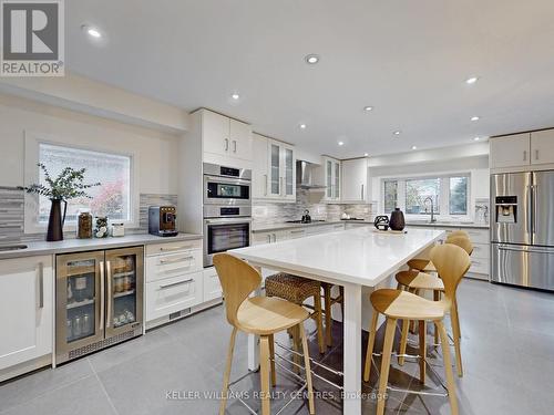 4 Child Drive, Aurora, ON - Indoor Photo Showing Kitchen With Upgraded Kitchen