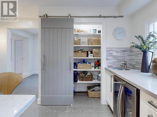 4 Child Drive, Aurora, ON - Indoor Photo Showing Kitchen