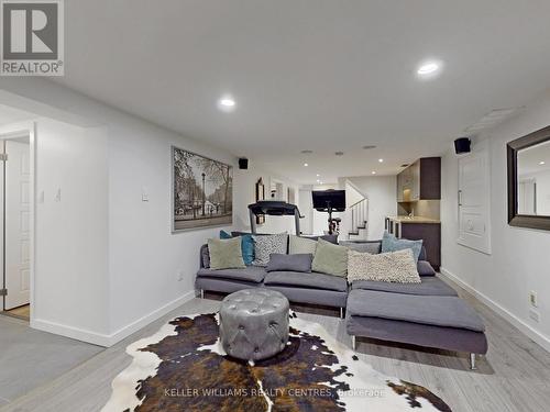 4 Child Drive, Aurora, ON - Indoor Photo Showing Living Room