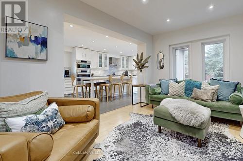 4 Child Drive, Aurora, ON - Indoor Photo Showing Living Room