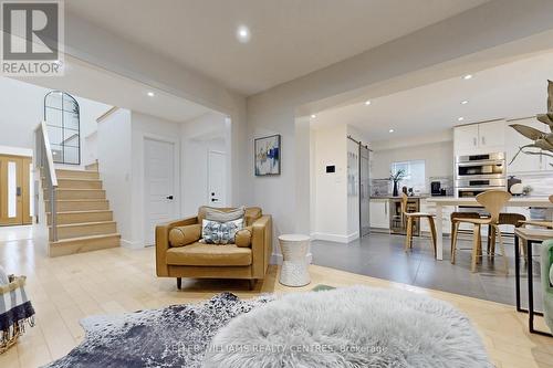 4 Child Drive, Aurora, ON - Indoor Photo Showing Living Room