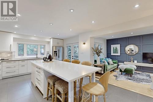 4 Child Drive, Aurora, ON - Indoor Photo Showing Kitchen With Upgraded Kitchen