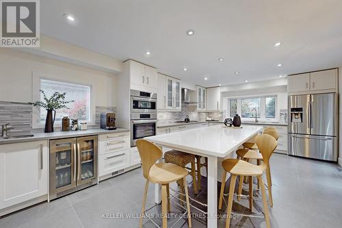 4 Child Drive, Aurora, ON - Indoor Photo Showing Kitchen With Upgraded Kitchen