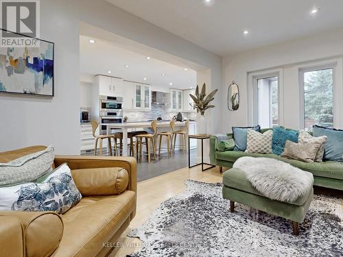 4 Child Drive, Aurora, ON - Indoor Photo Showing Living Room