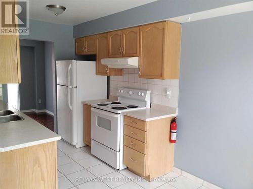 8 Lyfytt Crescent, Barrie, ON - Indoor Photo Showing Kitchen