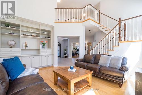 28 Camelot Square, Barrie, ON - Indoor Photo Showing Living Room