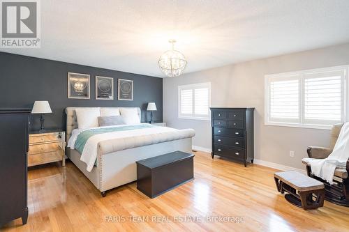 28 Camelot Square, Barrie, ON - Indoor Photo Showing Bedroom