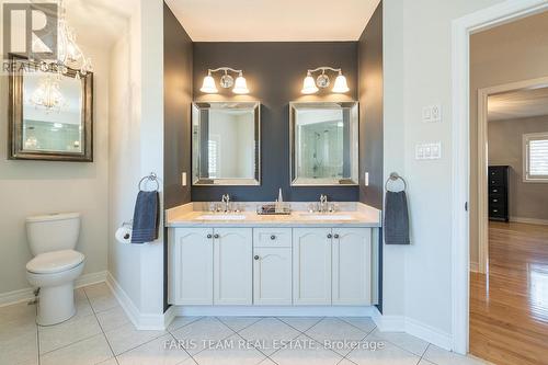 28 Camelot Square, Barrie, ON - Indoor Photo Showing Bathroom