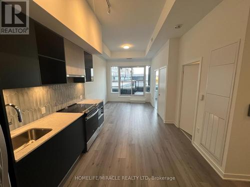 202 - 395 Dundas Street W, Oakville, ON - Indoor Photo Showing Kitchen