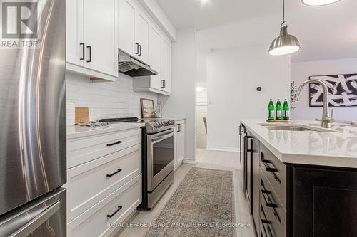 134 Yates Drive, Milton, ON - Indoor Photo Showing Kitchen With Upgraded Kitchen