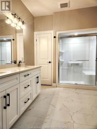 2 Jonathan Street, Chatham, ON - Indoor Photo Showing Bathroom