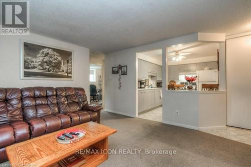 601 - 565 Greenfield Avenue, Kitchener, ON - Indoor Photo Showing Living Room