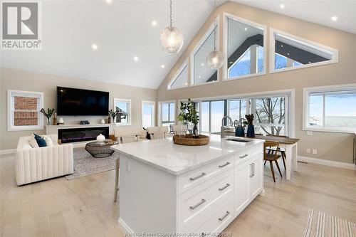 1696 Caille Avenue, Lakeshore, ON - Indoor Photo Showing Living Room