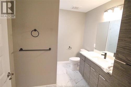 728 Brownstone Unit# 409, Lakeshore, ON - Indoor Photo Showing Bathroom