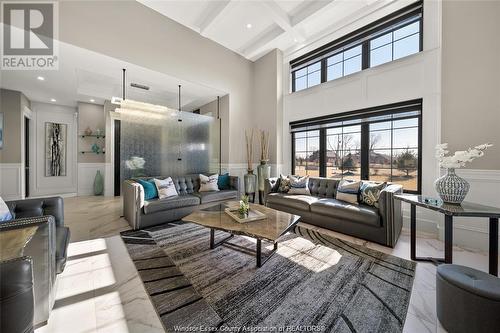 897 Talbot Road, Maidstone, ON - Indoor Photo Showing Living Room