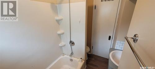 525 F Avenue S, Saskatoon, SK - Indoor Photo Showing Bathroom