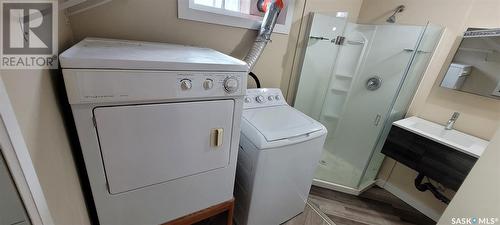 525 F Avenue S, Saskatoon, SK - Indoor Photo Showing Laundry Room