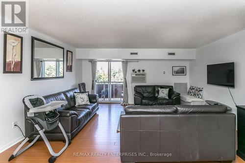 305B - 211 Forum Drive, Mississauga, ON - Indoor Photo Showing Living Room