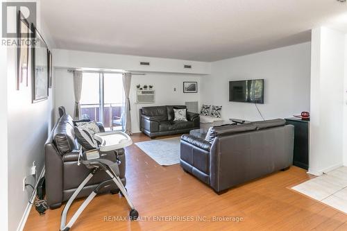 305B - 211 Forum Drive, Mississauga, ON - Indoor Photo Showing Living Room