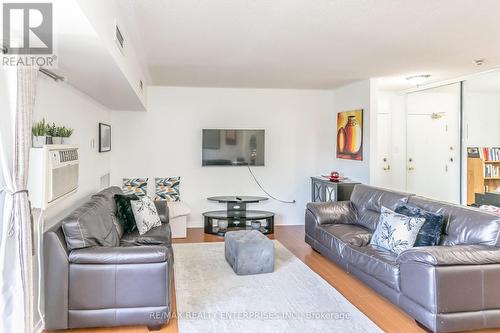 305B - 211 Forum Drive, Mississauga, ON - Indoor Photo Showing Living Room