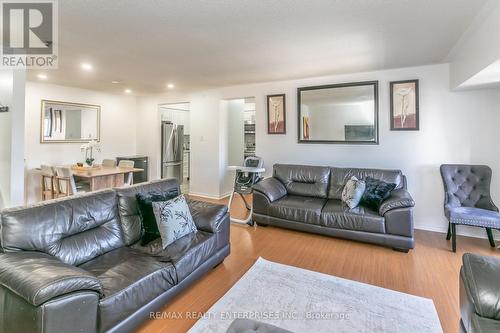 305B - 211 Forum Drive, Mississauga, ON - Indoor Photo Showing Living Room