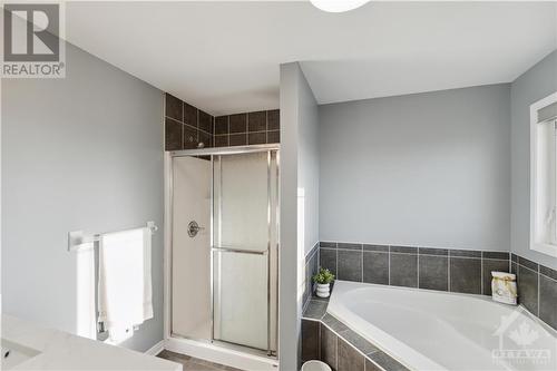 4 piece Ensuite - 642 Pepperville Crescent, Ottawa, ON - Indoor Photo Showing Bathroom