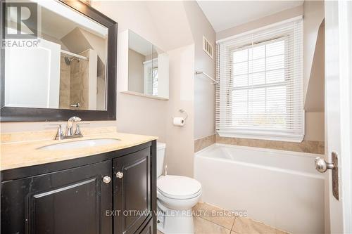 334 Pembroke Street, Pembroke, ON - Indoor Photo Showing Bathroom