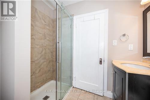 334 Pembroke Street, Pembroke, ON - Indoor Photo Showing Bathroom