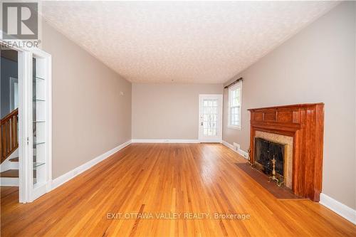 334 Pembroke Street, Pembroke, ON - Indoor With Fireplace