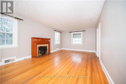 334 Pembroke Street, Pembroke, ON - Indoor With Fireplace