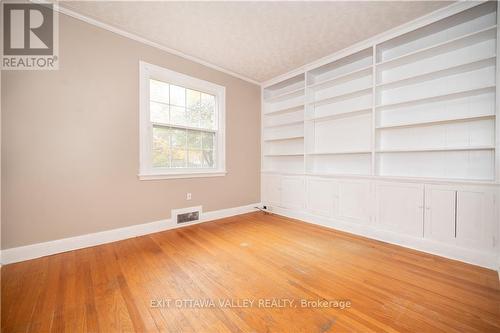 334 Pembroke Street, Pembroke, ON - Indoor Photo Showing Other Room