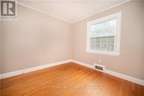 334 Pembroke Street, Pembroke, ON - Indoor Photo Showing Other Room