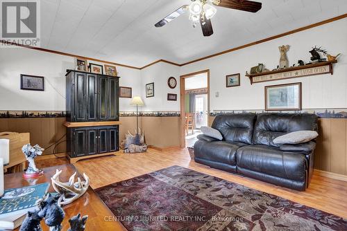 1976 Fish Lake Road, Prince Edward County (Sophiasburgh), ON - Indoor Photo Showing Living Room