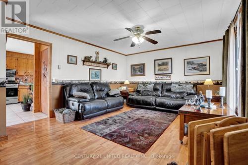 1976 Fish Lake Road, Prince Edward County (Sophiasburgh), ON - Indoor Photo Showing Living Room