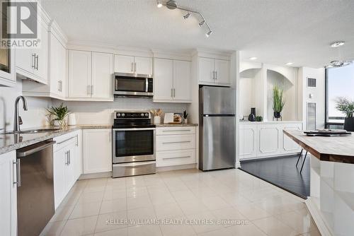 Ph2 - 75 Graydon Hall Drive, Toronto, ON - Indoor Photo Showing Kitchen With Upgraded Kitchen