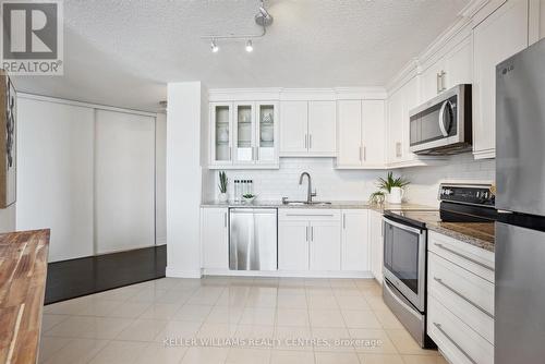 Ph2 - 75 Graydon Hall Drive, Toronto, ON - Indoor Photo Showing Kitchen With Upgraded Kitchen