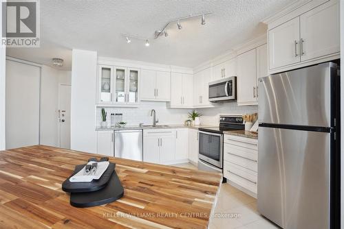 Ph2 - 75 Graydon Hall Drive, Toronto, ON - Indoor Photo Showing Kitchen